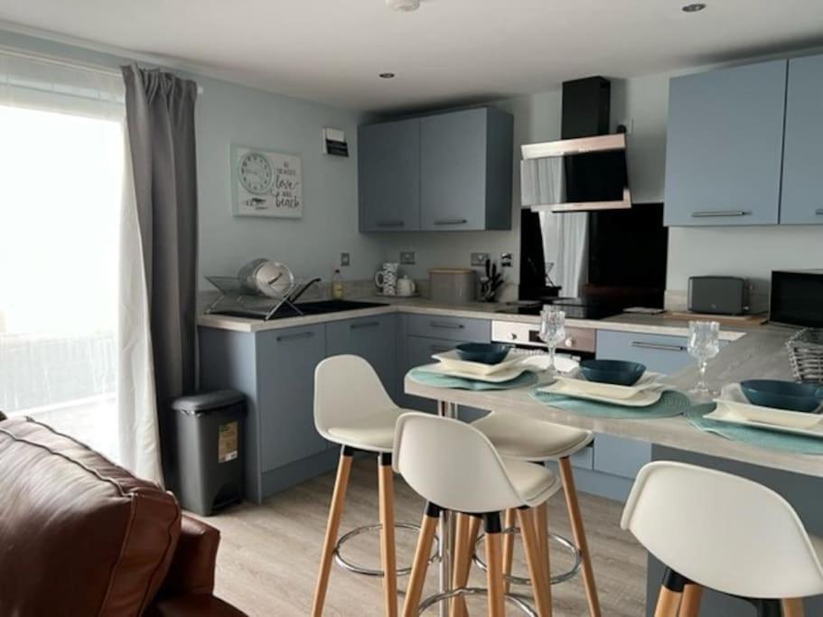 Orchard Lodge -Coastal Retreat, New Build, Village Views, Private Garden And Terrace Saint Brides Major Exteriér fotografie