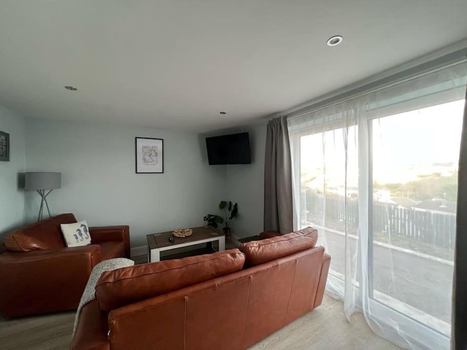 Orchard Lodge -Coastal Retreat, New Build, Village Views, Private Garden And Terrace Saint Brides Major Exteriér fotografie